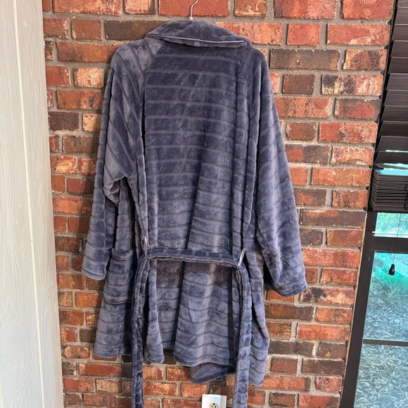 Victoria’s Secret womens soft cozy plush striped short robe gray XL/XXL - Picture 3 of 4